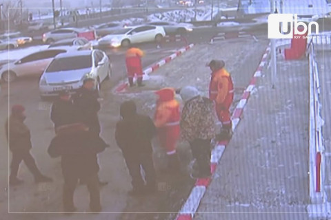 “Шатахуун өгсөнгүй“ гэх шалтгаанаар түгээгч эмэгтэйг түлхэж унагаасан “Н” гэгчийг 100 мянган төгрөгөөр торгожээ