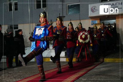 Дэлбэрэлтэд өртөж амиа алдсан 3 алба хаагчийг сүүлчийн замд нь үдлээ