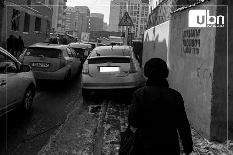СУРВАЛЖИЛГА: Явган хүний замд машинаа тавьсан жолооч нарт шаардлага тавихаар “Чиний зам юм уу“ гээд зодчих гээд байх юм