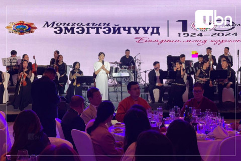 Монголын эмэгтэйчүүдийн холбооны 100 жилийн баярын  такс 1 сая төгрөг байжээ