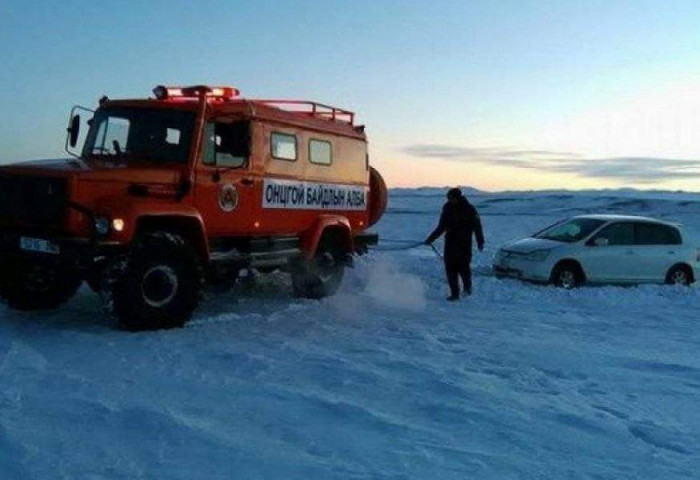 Алба хаагчид цасанд дарагдсан 502 өрхийн гэр хашааг цаснаас гаргаж, 201 айлыг нүүлгэн шилжүүлжээ