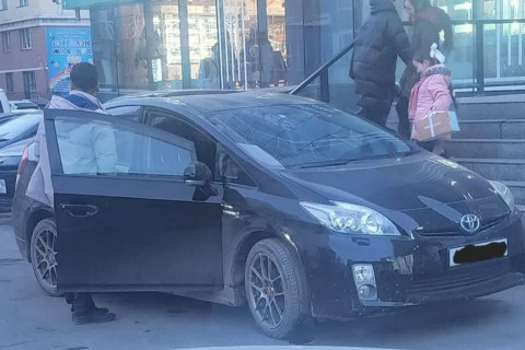“Ub cab”-ийн жолооч хүүхэд андуурч, суулгасан нь хулгайд сэрдэгдэв