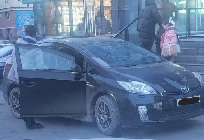 “Ub cab”-ийн жолооч хүүхэд андуурч, суулгасан нь хулгайд сэрдэгдэв