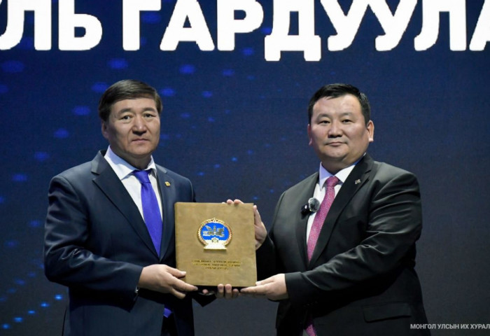 Олон улсын эмч нарын өдрөөр Нийгмийн эрүүл мэндийн тусламж, үйлчилгээний тухай анхдагч хуулийг гардууллаа