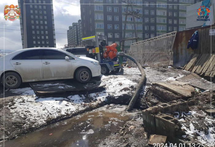 Ус тогтсон 4 байршлуудын усыг соруулж, шороо асгажээ
