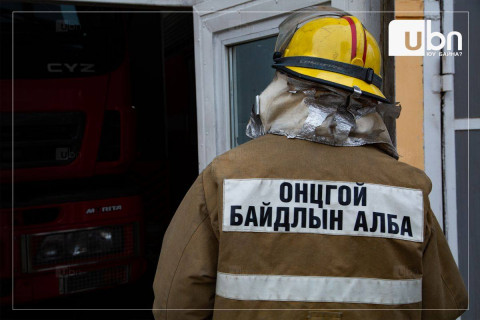 ОБЕГ: Хоёр алба хаагч хөнгөн бэртэж, 1 алба хаагчийг гал гарсан барилгад хайж байна