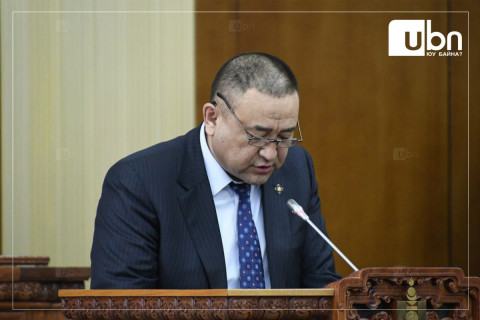 Б.Чойжилсүрэн: Эрчим хүчний системд одоогийн байдлаар нарны зургаа, салхин гурван цахилгаан станц ажиллаж байгаа