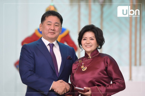 “Өнөр бүл” төвийн захирал М.Өлзийчимэг үйлчилгээний гавьяат ажилтан боллоо
