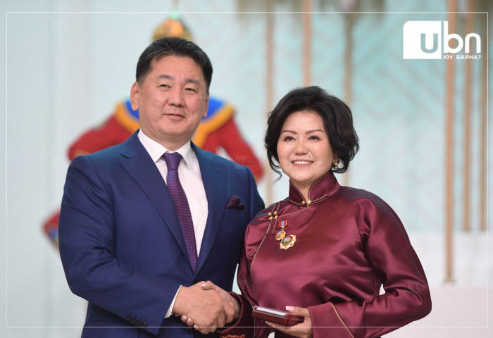 “Өнөр бүл” төвийн захирал М.Өлзийчимэг үйлчилгээний гавьяат ажилтан боллоо