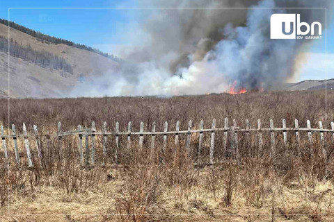 ОБЕГ: Майхан толгойн хойно шар өвс шатсаныг унтраахаар ажиллаж байна