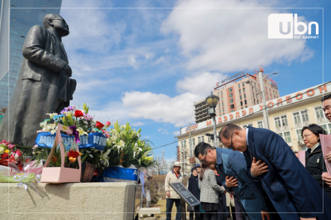 Ардчилсан намын удирдлагууд С.Зориг агсны хөшөөнд хүндэтгэл үзүүлж, цэцэг өргөлөө