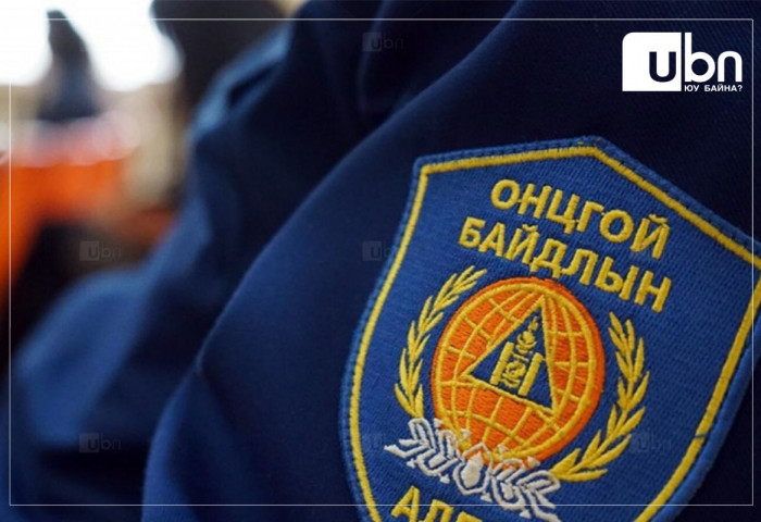 20 хүүхэд зорчиж явсан автомашин шаварт суусныг татан гаргажээ
