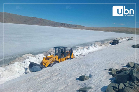 Баян-Өлгий аймагт орсон их цасны улмаас 13 км зам даваа боогджээ