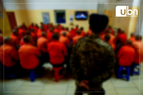 Хаалттай хорих ангид хоригдлуудын гар, хөлийг нь үргэлж гавалж,  гэр бүлтэйгээ цахимаар ярихад  нь хөлийн гавыг шалан дээр бэхэлсэн байжээ