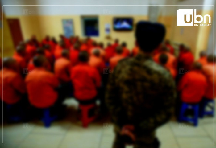 Хаалттай хорих ангид хоригдлуудын гар, хөлийг нь үргэлж гавалж,  гэр бүлтэйгээ цахимаар ярихад  нь хөлийн гавыг шалан дээр бэхэлсэн байжээ
