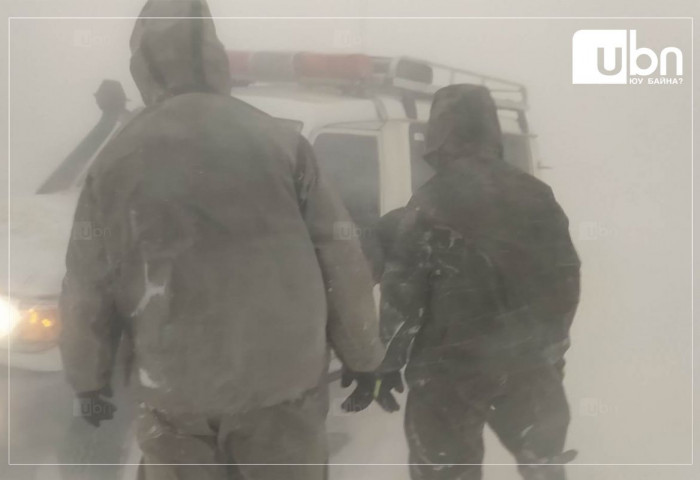 Баянхонгорт цасанд суусан гурван автомашинтай 26 хүнийг аварчээ
