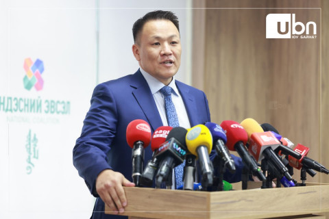 ШУУД: “Үндэсний Эвсэл“-ийн тэргүүн Н.Номтойбаяр мэдээлэл хийж байна