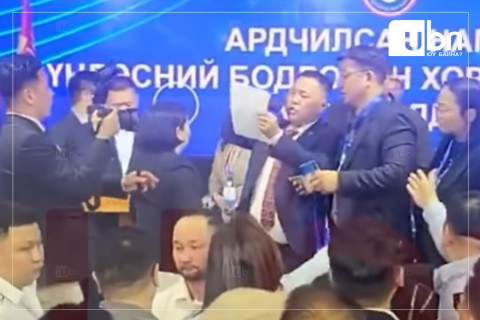 О.Цогтгэрэл: Хүндэлж явдаг З.Нарантуяа эгчийнхээ өмнө цаг шахагдсан гэж алдаа гарган, микрофон өгч чадаагүй үйлдэлдээ хүлцэл өчиж байна