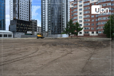 Төв цэнгэлдэх хүрээлэнгийн гадна талбайд байрлах авто угаалгын газрыг буулгажээ
