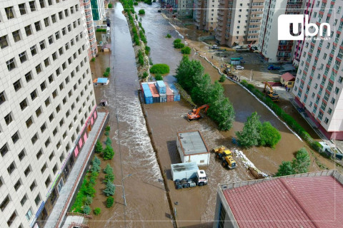 Сэлбэ голын голдирол дагуух лаг, шавар, мод бутыг зөөвөрлөнө