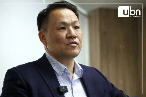 “Миний гар утас, албан тасалгаанд тоног төхөөрөмж суулгаж, чагнасан байж болзошгүй“