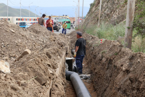 Ар согоотын автобусны буудал орчимд борооны ус зайлуулах шугам угсарч байна