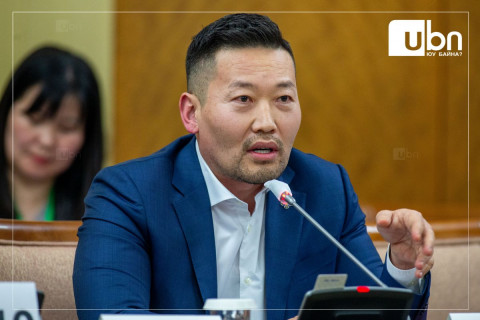 Х.Ганхуяг: Т.Доржханд сайд аа, та өмнөх дөрвөн жилд ярьсан зүйлээсээ ондоо л юм ярьдаг болчихсон байна