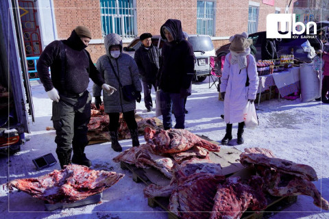 “Өвлийн идэш“ өргөтгөсөн худалдааг  Төв цэнгэлдэх хүрээлэнгийн гадна талбайд зохион байгуулж байна