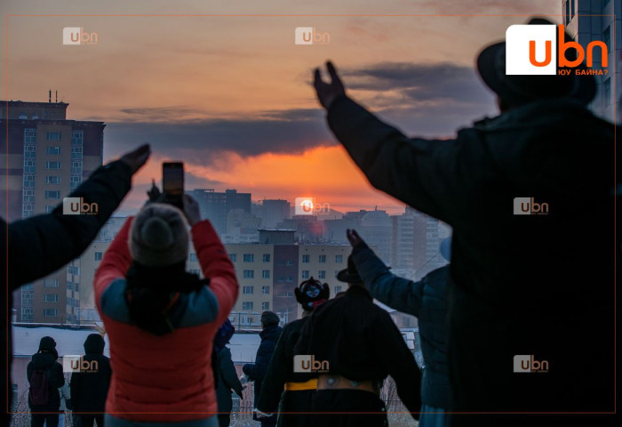 ФОТО: Могой жилийн анхны нар харахаар цугласан иргэд