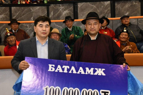 Эрчим хүчний сайд Б.Чойжилсүрэн Монгол бөхийн өргөөнд 100 сая төгрөг хандивлалаа