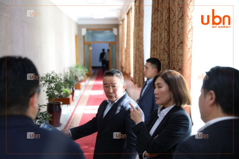 Х.Баттулга: Би орон нутгаар явахдаа харин ч “Төгрөг нуурын ордыг төрд хурааж ав“ гэж ярьсан байна лээ. Хэрэв минийх гэж нотолбол 100 ХУВЬ ТӨРД ӨГЬЕ