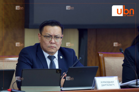 Б.Баярбаатар: Х.Баттулга үл үзэгдэгч малгай өмсөж орж ирдэг юм  уу. Эсвэл УИХ-ын гишүүд бүгд  сохор болчихсон хэрэг үү