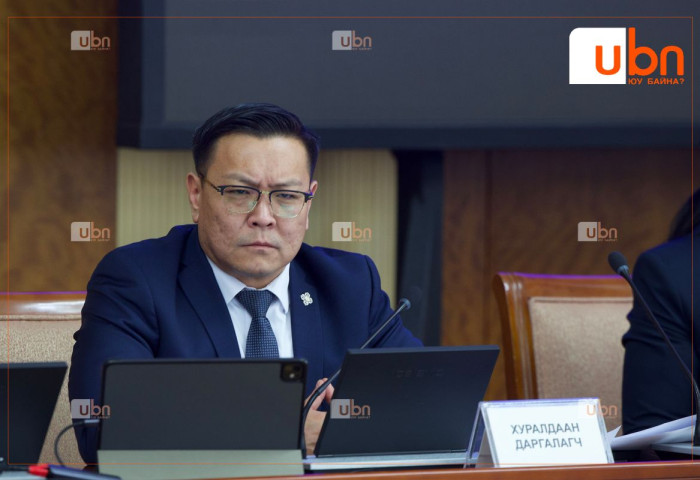 Б.Баярбаатар: Х.Баттулга үл үзэгдэгч малгай өмсөж орж ирдэг юм  уу. Эсвэл УИХ-ын гишүүд бүгд  сохор болчихсон хэрэг үү