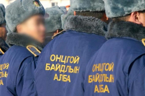 Нүхэн жорлонд унасан согтуу хүнийг аварчээ