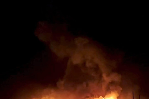 Хөвсгөл аймгийн “Шинэ мөрөн“ худалдааны төвд гарсан галыг унтраахаар ажиллаж байна