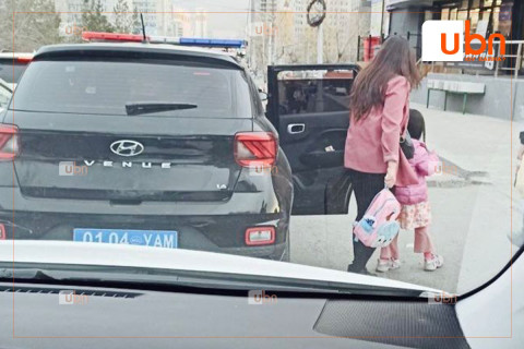 ТОДРУУЛГА: Албаны машинаар гэр бүлээ зөөгөөгүй, алга болсон охиныг ээжид нь хүлээлгэж өгөх үеэр зураг дарсан байжээ