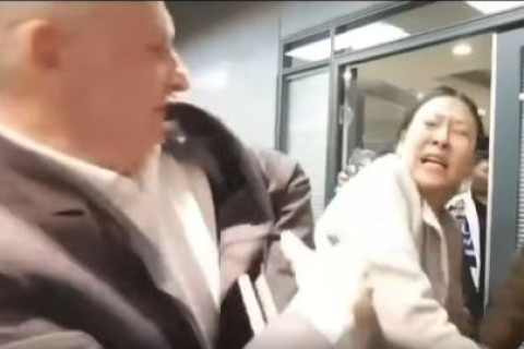 Уран эсэргүүцэгчид “Бадрах Энержи“ ХХК-ийн Гүйцэтгэх захирал Марк Мелеардын биед халдаж, танхайрчээ