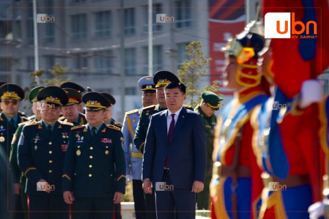 Монгол-Оросын найрамдалт харилцааны нотолгоо болсон “Монгол ард” Эскадрилийн хөшөөнд цэцэг өргөлөө