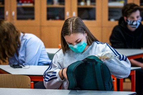 Австрид хөл хориог сулруулж, сургуулиуд хичээллэж эхэллээ