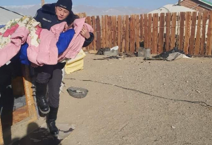 Цагдаагийн алба хаагчид угаартаж, осгосон 2 хүний амийг аварчээ