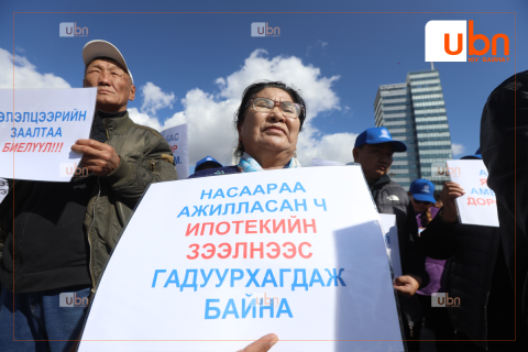 ШУУД: Багш нар цалингаа нэмүүлэхийг шаардаж төв талбайд жагсаж байна