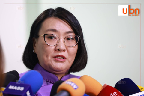 А.Ариунзаяа: Ерөнхий сайдыг огцруулах бичгийг урьдчилж тараахаар гарын үсэг зурсан гишүүдэд дарамт шахалт ирнэ гэж үзсэн учраас яг хуралдаан эхлэх үед тараахаар болсон