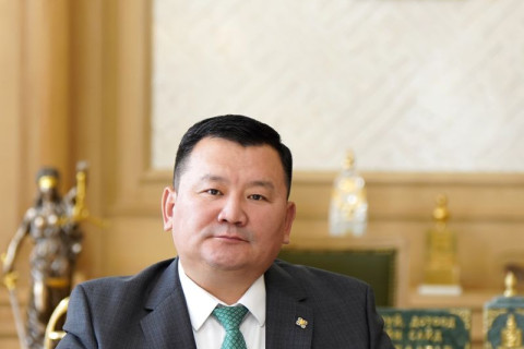 Л.Мөнхбаатар: ХЗДХ-ийн сайдын өндөр хариуцлагатай албыг  хашиж, үүрэгт ажлаа хүлээлгэн өглөө