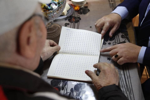 Ерөнхийлөгчийн заасан хичээлийг хичээнгүйлэн хийж буй өвөөд бэлэг гардуулжээ