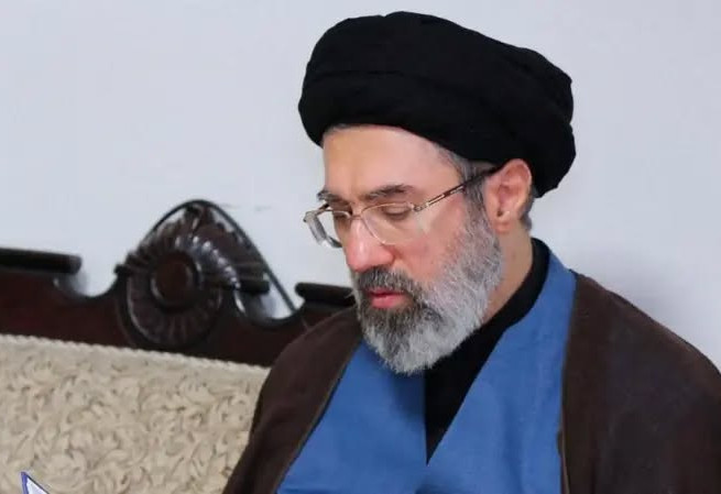 Ираны дээд удирдагчаар амиа алдсан Али Хаменеигийн хүү Можтаб Хаменеи сонгогджээ