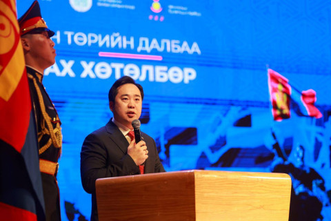 А.Баяр: Төрийн далбаагаа даваа гарагийн өглөө мандуулж, баасан гарагт буулгахын тулд сурагчид хичээл тасалдаггүй болсныг багш нар хэллээ