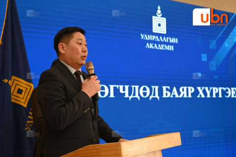Удирдлагын академийн “Төрийн албанд анх томилогдсон албан хаагчийг чиглүүлэх богино хугацааны сургалт”-д хамрагдсан албан хаагчид үнэмлэхээ гардаж авлаа