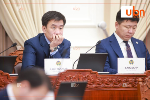 Д.Цогтбаатар: С.Бямбацогт гэх шинэ дарангуйлагч төржээ. Утсаа хураалгаад “Мөлхөж орж ирвэл ир“ гэх нь холгүй залгаж байна