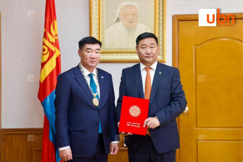 УИХ-ын дарга С.Бямбацогтыг Ховд аймгийн 100 эрхмээр өргөмжилжээ