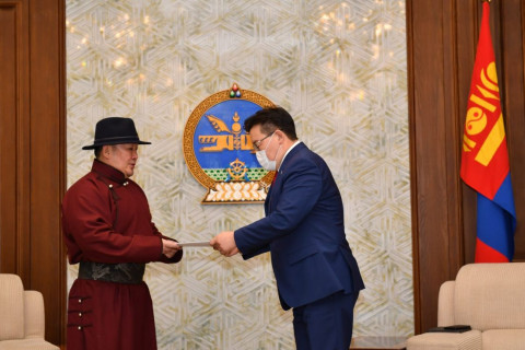 Ерөнхийлөгч оффшор бүсээс орж ирсэн хөрөнгөөр өрх бүрд дэмжлэг үзүүлэх санаачилга гаргалаа